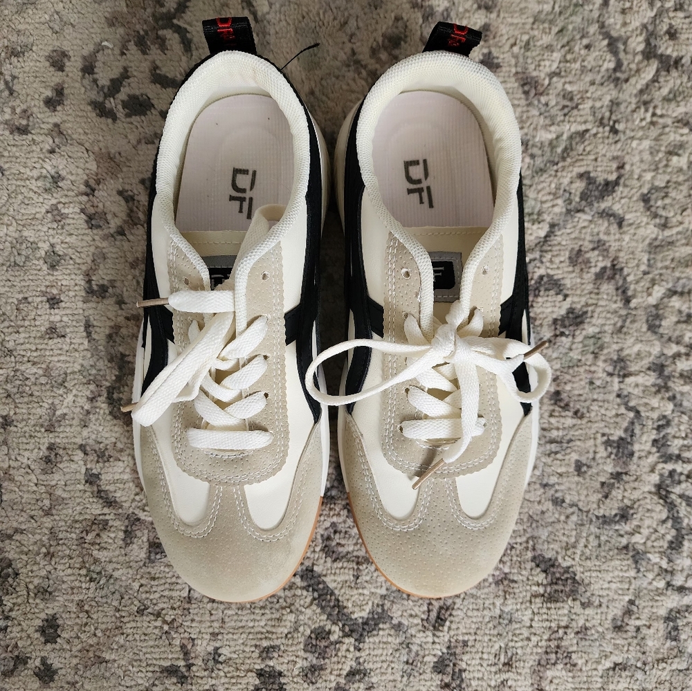 Stylish Black and White Sneakers - Picture 2 of 4